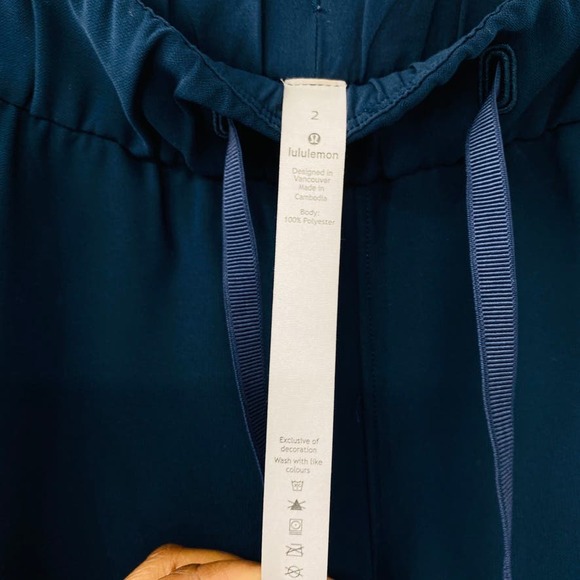 Lululemon On the Fly Crop 23" True Navy Pants Size 2 Straight leg Easy Lycra - Picture 7 of 16